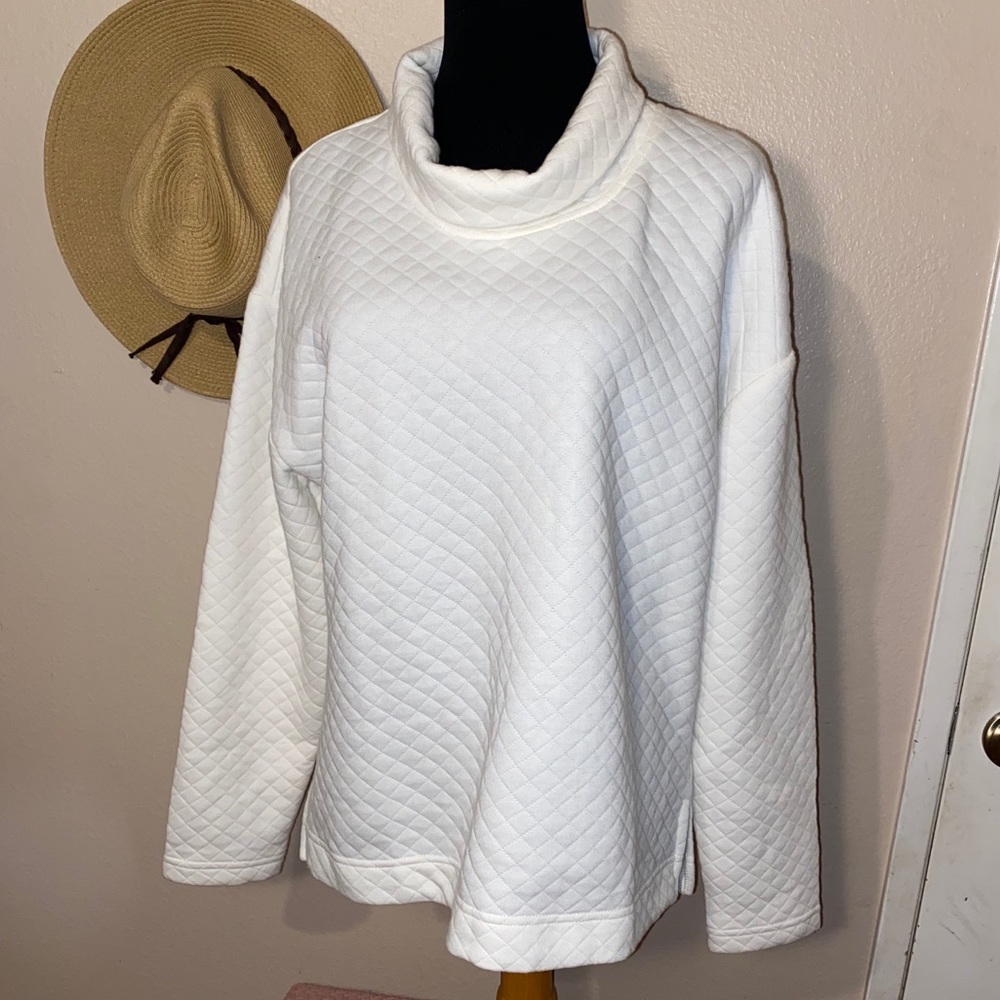 NWOT white quilted sweatshirt